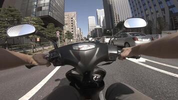 uma ponto do Visão do dirigindo de bicicleta às a o negócio rua dentro shinjuku video