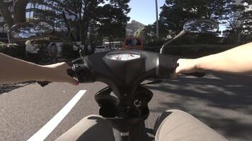 une point de vue de conduite par bicyclette à le affaires rue dans Shinjuku video
