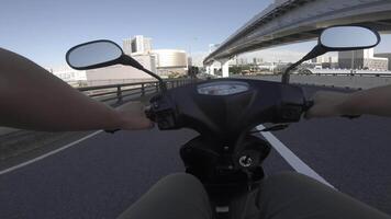 un punto de ver de conducción por bicicleta a kachidoki avenida en tokio video