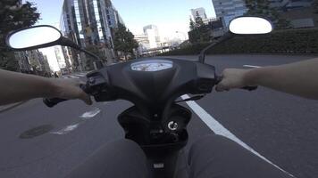 ein Punkt von Aussicht von Fahren durch Fahrrad beim das Geschäft Straße im Shinjuku video