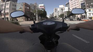 une point de vue de conduite par bicyclette à aoyama rue dans tokyo video