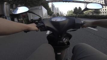 un punto de ver de conducción por bicicleta a el negocio calle en Shinjuku video