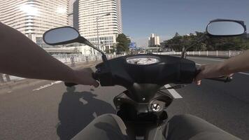 een punt van visie van het rijden door fiets Bij kachidoki Laan in tokyo video