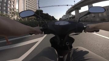 une point de vue de conduite par bicyclette à Wangan rue dans tokyo video