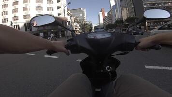 un punto de ver de conducción por bicicleta a kachidoki avenida en tokio video