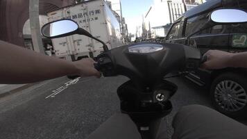 un punto de ver de conducción por bicicleta a el ciudad calle en tokio video