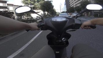 een punt van visie van het rijden door fiets Bij de bedrijf straat in shinjuku video