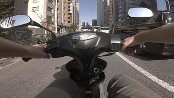 un punto de ver de conducción por bicicleta a el negocio calle en Shinjuku video