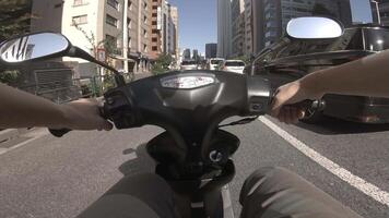 ein Punkt von Aussicht von Fahren durch Fahrrad beim das Geschäft Straße im Shinjuku video