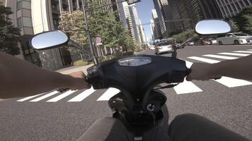 en punkt av se av körning förbi cykel på de stad gata i tokyo video