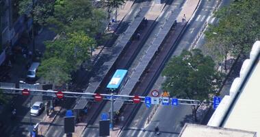 un tráfico mermelada a el ocupado pueblo en Ho chi minh alto ángulo largo Disparo video