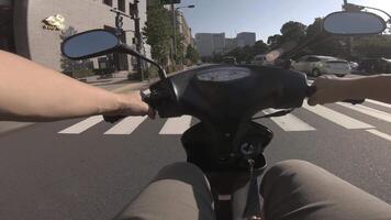 un' punto di Visualizza di guida di bicicletta a il città strada nel tokyo video