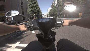 un punto de ver de conducción por bicicleta a oume avenida en tokio video