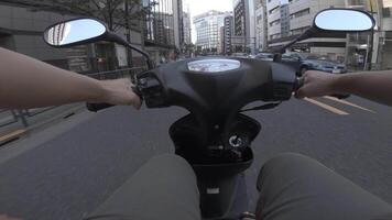 un' punto di Visualizza di guida di bicicletta a meiji viale nel tokyo video