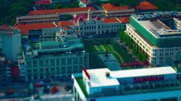 uma espaço de tempo do miniatura tráfego geléia às ho chi minh povos comitê escritório construção Alto ângulo mudança de título panning video