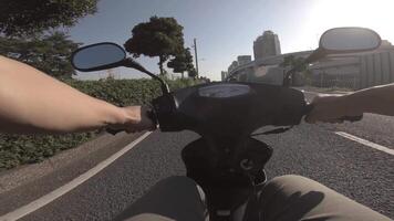 une point de vue de conduite par bicyclette à Wangan rue dans tokyo video