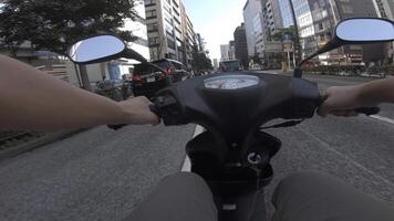 une point de vue de conduite par bicyclette à le ville rue dans tokyo video