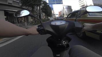 un punto de ver de conducción por bicicleta a el ciudad calle en tokio video