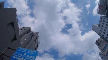 uma comovente paisagem urbana do a edifícios às a centro da cidade dentro Tóquio baixo ângulo video