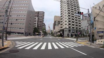 een het rijden timelapse van de stedelijk stad straat in tokyo Bij zomer dag video