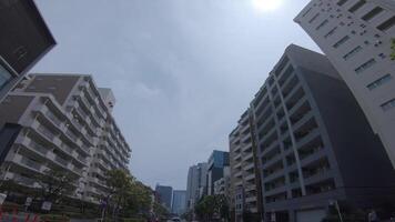 en körning Timelapse av de stadens centrum gata i tokyo på sommar dagtid video