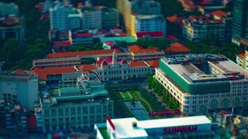 en Timelapse av miniatyr- trafik sylt på ho chi minh människors utskott kontor byggnad hög vinkel titlshift lutande video