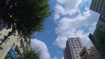 ein ziehen um Stadtbild von das Gebäude beim das Innenstadt im Tokyo niedrig Winkel video