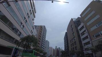 een het rijden timelapse van de stedelijk stad straat in tokyo Bij zomer dag video