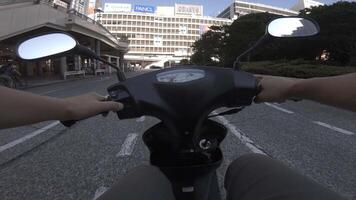 en punkt av se av körning förbi cykel på de företag gata i shinjuku video