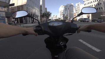 uma ponto do Visão do dirigindo de bicicleta às aoyama Avenida dentro Tóquio video