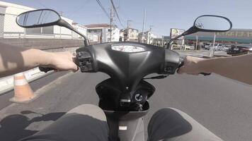 un punto de ver de conducción por bicicleta a oume avenida en tokio video