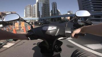 een punt van visie van het rijden door fiets Bij de bedrijf straat in shinjuku video