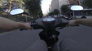 een punt van visie van het rijden door fiets Bij de bedrijf straat in shinjuku video