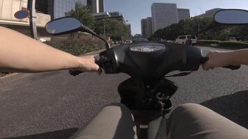 un punto de ver de conducción por bicicleta a el ciudad calle en tokio video