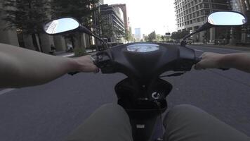 un punto de ver de conducción por bicicleta a uchibori avenida en tokio video