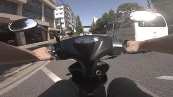 un punto de ver de conducción por bicicleta a oume avenida en tokio video
