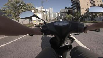 een punt van visie van het rijden door fiets Bij de stad straat in tokyo video