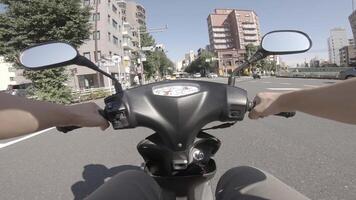 uma ponto do Visão do dirigindo de bicicleta às oume Avenida dentro Tóquio video