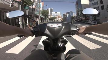 en punkt av se av körning förbi cykel på oume aveny i tokyo video