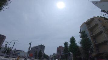 en körning Timelapse av de stadens centrum gata i tokyo på sommar dagtid video