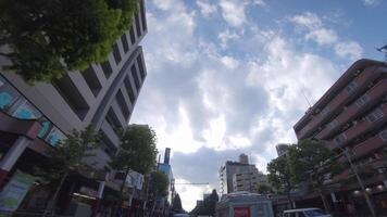 ein ziehen um Stadtbild beim das Innenstadt im Tokyo durch niedrig Winkel video