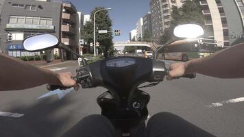 een punt van visie van het rijden door fiets Bij oem Laan in tokyo video