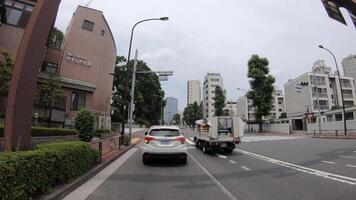 ein Fahren Zeitraffer von das städtisch Stadt Straße im Tokyo beim Sommer- tagsüber video