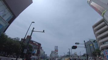 un conducción lapso de tiempo de el urbano ciudad calle en tokio a verano tiempo de día video