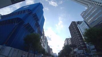 un Moviente paisaje urbano a el urbano ciudad en Shinjuku por bajo ángulo video