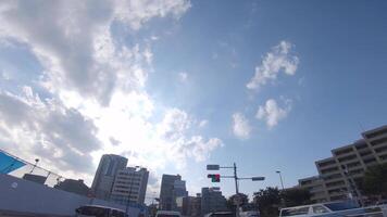 un Moviente paisaje urbano a el urbano ciudad en Shinjuku por bajo ángulo video