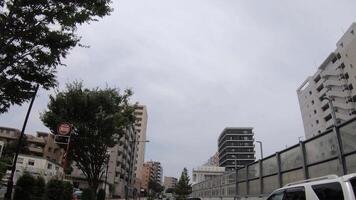 un conducción lapso de tiempo de el urbano ciudad calle en tokio a verano tiempo de día video