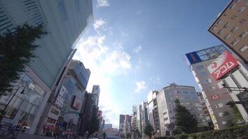 ein ziehen um Stadtbild beim das Innenstadt im Shinjuku Tokyo durch niedrig Winkel video