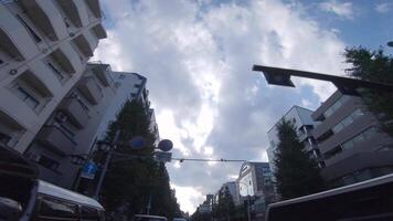 un' in movimento paesaggio urbano a il centro nel tokyo di Basso angolo video