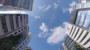 un Moviente paisaje urbano de el edificios a el céntrico en akihabara tokio bajo ángulo video